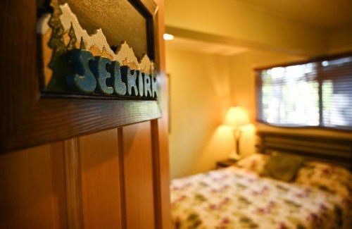 Golden House | Auberge Kicking Horse Guest House