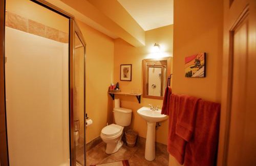Golden House | Auberge Kicking Horse Guest House