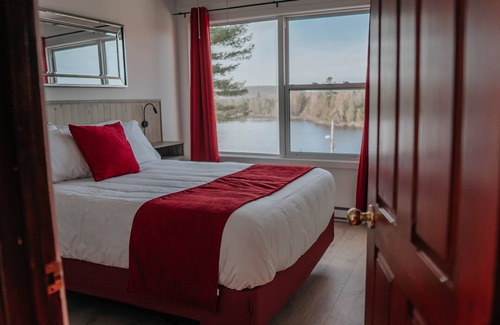 Saint-Hippolyte Bed & Breakfast | Auberge Lac du Pin Rouge