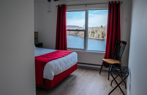 Saint-Hippolyte Bed & Breakfast | Auberge Lac du Pin Rouge