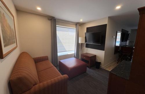 Alfred Hotel | Auberge Le Chardo Inn