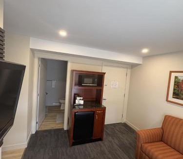 Alfred Hotel | Auberge Le Chardo Inn