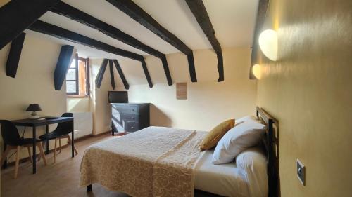 Conques-en-Rouergue Hotel | Auberge Saint Jacques