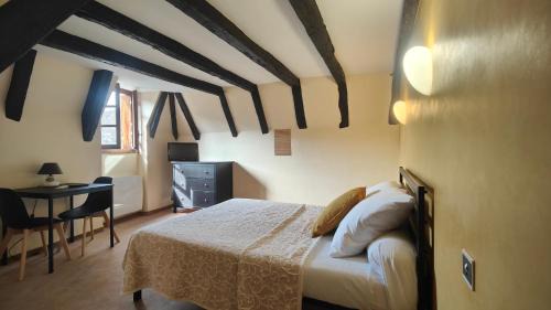 Conques-en-Rouergue Hotel | Auberge Saint Jacques