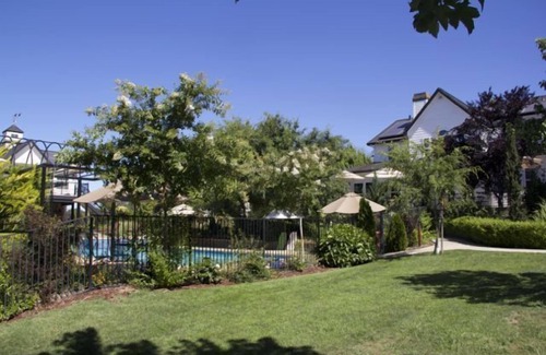 North Auburn House | AUBURN COTTAGE POOL HOUSE, SPA AND GROUNDS