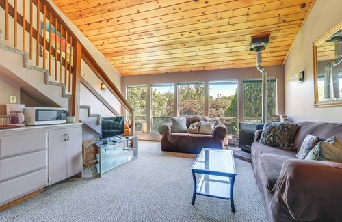 North Auburn Cottage | Auburn Cottage w/Patios & Garden - 3 Mi to Town!