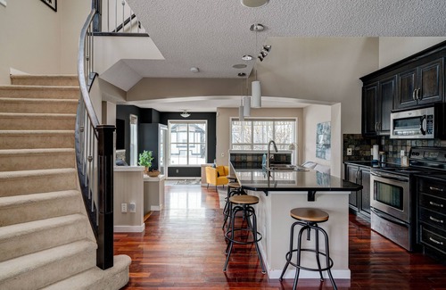 Southeast Calgary House | Auburn Oasis☀️near Mountains*South Health*Fish Creek*4 bdrms*4 bthrms*Sleeps 10