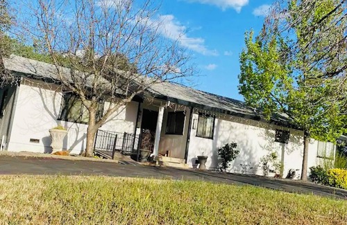 North Auburn House | Auburn's Family Hideaway - 3 bedrooms with king bed, BBQ, Internet, jet tub
