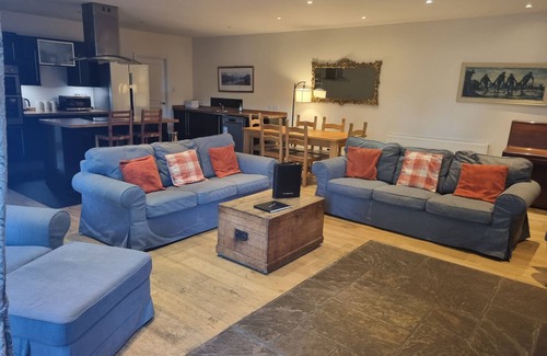 Arden Cottage | Auchendennan Farm Cottage - sleeps 6 guests in 3 bedrooms