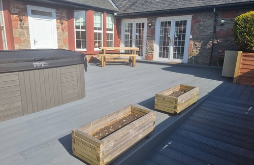 Arden Cottage | Auchendennan Farm Cottage - sleeps 6 guests in 3 bedrooms