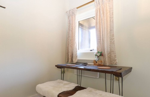 Aldermaston Wharf Apartment | AUDACIOUS - NO. 1, pet friendly, with a garden in Goring-On-Thames