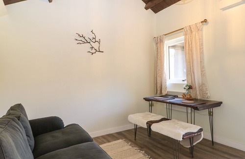 Aldermaston Wharf Apartment | AUDACIOUS - NO. 1, pet friendly, with a garden in Goring-On-Thames