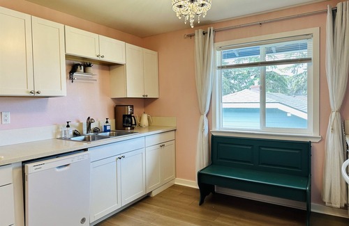 Southeast Salem Apartment | Audrey- an ode to an icon