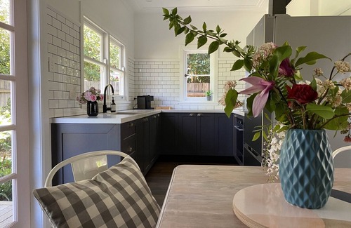 Nowra House | AUDREY'S Five Star Cottage in great central location