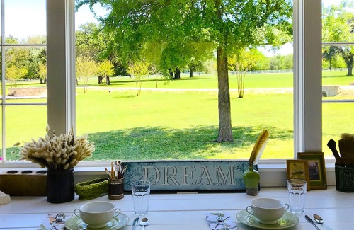 Clifton Cottage | AUDUBON Romantic Cottage on Private Country Estate-40 min. to Waco
