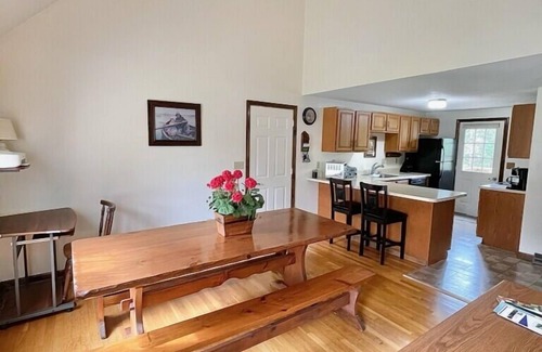 Seabrook House | AUG 24-30&: CLEAN 3B 2B,3MI toBEACH,AC,culdesac,LG DECK,TENNIS/PICKLE Courts