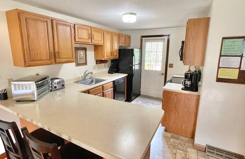 Seabrook House | AUG 24-30&: CLEAN 3B 2B,3MI toBEACH,AC,culdesac,LG DECK,TENNIS/PICKLE Courts