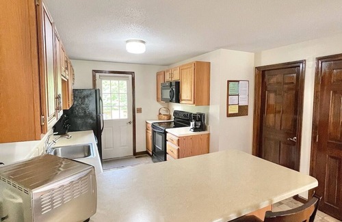 Seabrook House | AUG 24-30&: CLEAN 3B 2B,3MI toBEACH,AC,culdesac,LG DECK,TENNIS/PICKLE Courts