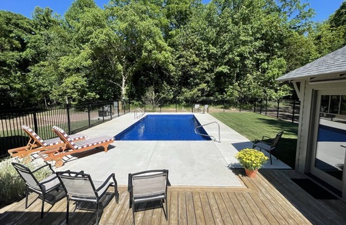 Harbert House | Aug 3 nt min10 Priv acres trails Heated Pool Pickle Ball Ping Pong FirePit