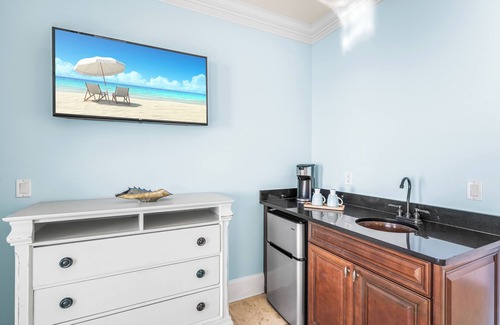 Delos House | Aug-Oct Reduced!*On Beach*2 Pools*Elevator!
