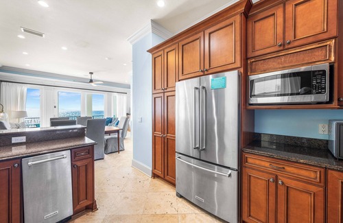Delos House | Aug-Oct Reduced!*On Beach*2 Pools*Elevator!