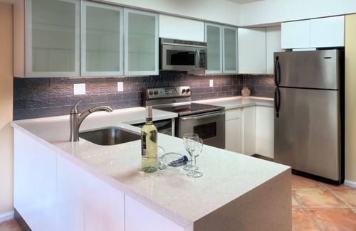East Fort Lauderdale Villa | Aug Sep month available! 2B 2BA w POOL 4min to Fort Lauderdale beaches . Messi