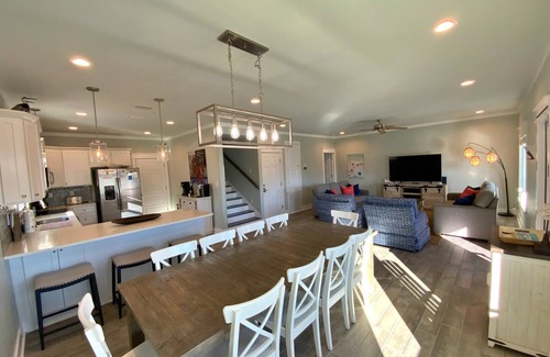 Morgantown House | Aug & Sept Discounted! Upscale Home - Pools & Tennis