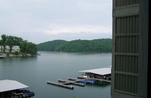 La Follette Condo | August 3-6 $180 nDEERFIELD LAKEFRONT CONDO/COVERED SLIPn2 BEDROOM/2.5 BATH