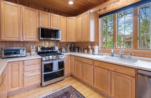 Oxford Cabin | August Inn Oxford – Rustic-modern lakefront cabin on Deep Lake, sleeps 10.