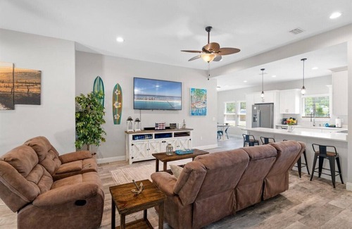 Navarre House | +August Special+ Amazing Navarre Home with Hot Tub - just 5 minutes to the Beach