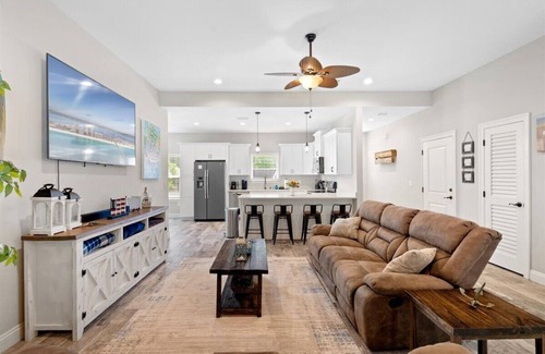 Navarre House | +August Special+ Amazing Navarre Home with Hot Tub - just 5 minutes to the Beach