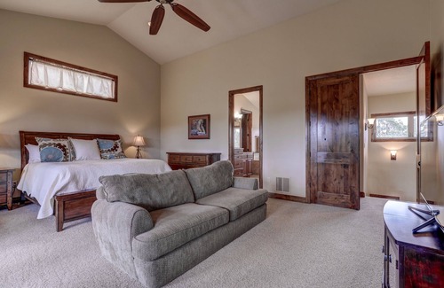 Zion National Park East Entrance House | August special - Brand New Hot Tub with amazing sunset- our reviews say it all.