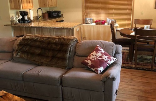 Cave Junction Cabin | Augustino Vineyard Winery Cabin Cave Junction