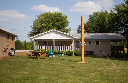 Sparta Cottage | Aunt B's Cottage~Minutes from Hiking, Kayaking, and Waterfalls