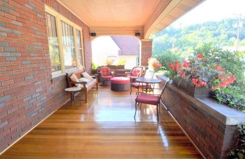 Berkeley Springs House | Aunt Bea's Bungalow - Pet Friendly - Hot Tub - Screen Porch - Wifi - Fenced Yard - King Bed - Town