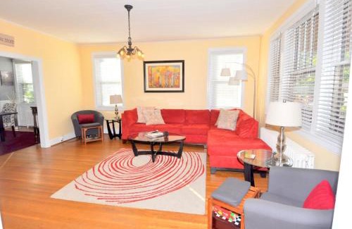 Berkeley Springs House | Aunt Bea's Bungalow - Pet Friendly - Hot Tub - Screen Porch - Wifi - Fenced Yard - King Bed - Town