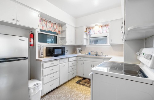 Rigby House | Aunt Mary's House 2-bedroom house with WiFi and window AC in delightful Rigby