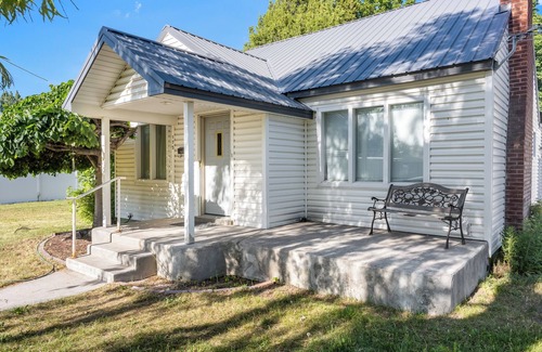Rigby House | Aunt Mary's House 2-bedroom house with WiFi and window AC in delightful Rigby