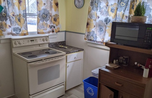 Monroe House | Aunt Rose's 3 BR sleeps 6 adults and 6 kids, 2 per bed.