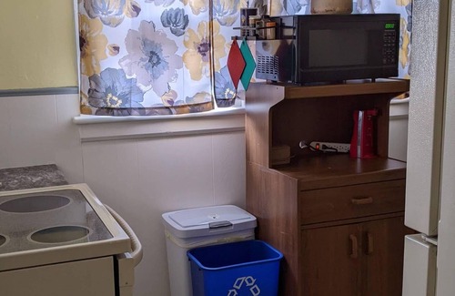 Monroe House | Aunt Rose's 3 BR sleeps 6 adults and 6 kids, 2 per bed.