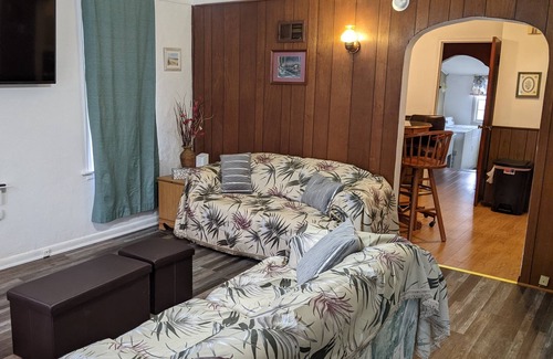 Dundee House | Aunt Rose's Place 2 BR Cottage on River Raisin Monroe Michigan