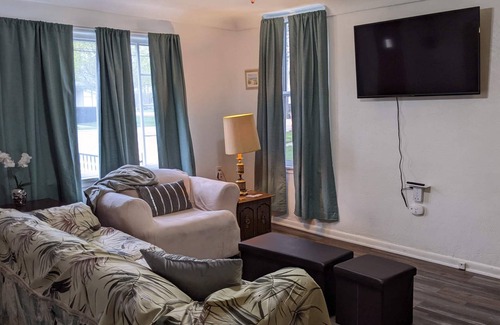 Dundee House | Aunt Rose's Place 2 BR Cottage on River Raisin Monroe Michigan