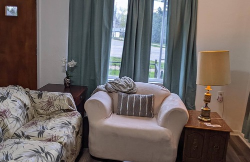 Dundee House | Aunt Rose's Place 2 BR Cottage on River Raisin Monroe Michigan
