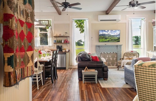 Hopkins County Cottage | Auntie Anna’s Country Retreat Serving Up Cinnamon Rolls!