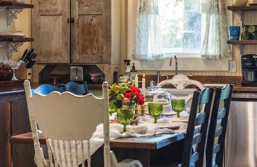 Hopkins County Cottage | Auntie Anna’s Country Retreat Serving Up Cinnamon Rolls!