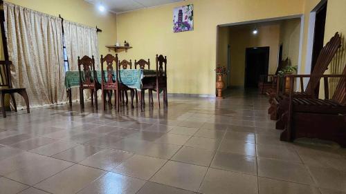 Mahasenpura Bed & Breakfast | Aura Holiday Inn