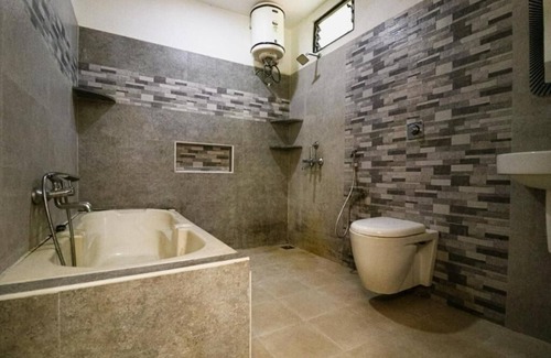 Bommayapalayam Resort | AuraBay Resorts Deluxe Double Room with Balcony