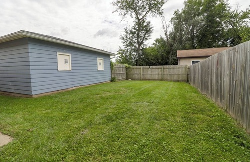 Aurora Apartment | Aurora Apartment W/Laundry, and Garage. Close to I-88 and Train Station