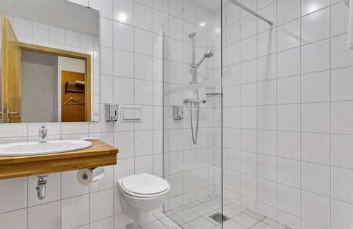 Innri-Njarthvik Hotel | Aurora Hotel at Reykjavik-Keflavik Airport Terminal KEF