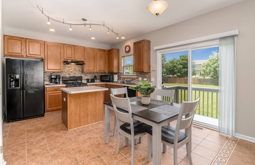 Fox Valley House | Aurora Rental - Shiloh